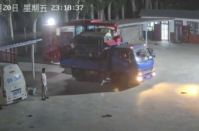 女生遠(yuǎn)嫁三年未與父母見面，娘家人開農(nóng)機(jī)從河南到新疆看女兒