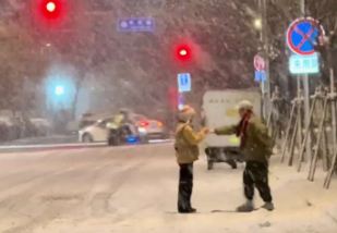 他朝若是同淋雪，此生也算共白头！女生偶遇一对情侣在大雪中浪漫起舞，网友：恋爱果然还是看别人谈才有意思