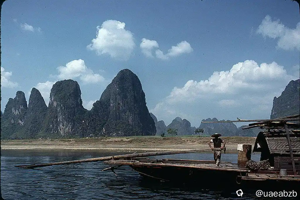 1983年的漓江风光，照片来自Balthazar Korab，蓝蓝的天空，悠悠的白云，秀美的漓江，奇峰如林，艄公在古朴 ...