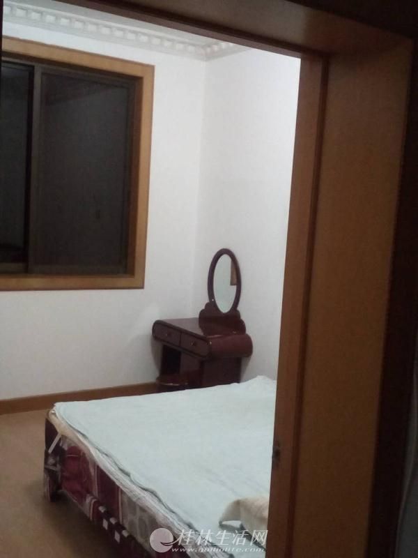 C������ ӣ����ׯ԰3��2����װ2¥����ƽ̨�������ס��2100Ԫ/��