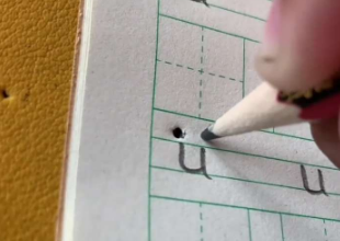 没想到学拼音还干上木工活了，萌娃写字变&ldquo;打字&rdquo;。网友：这作业真是千锤百炼