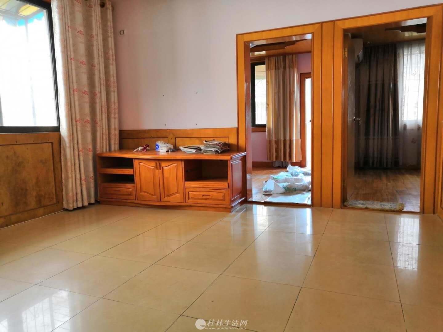 ����ɽׯ 3��1��1�� 100ƽ��  65��  5¥��