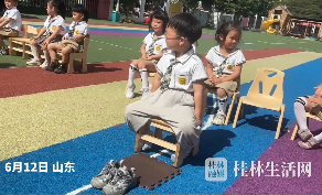 萌娃幼儿园进行比拼活动 淡定小孩是怎么做到从从容容 游刃有余的 网友：重生之我在幼儿园里做幼稚游戏
