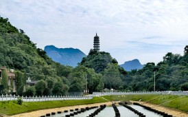 桂林平安塔下观胜景