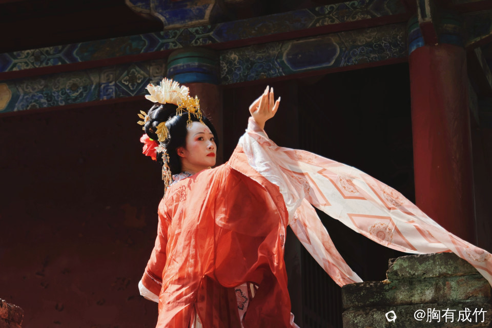 宋城墙汉服人像 (1).jpg