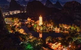 叠彩山上俯瞰木龙湖