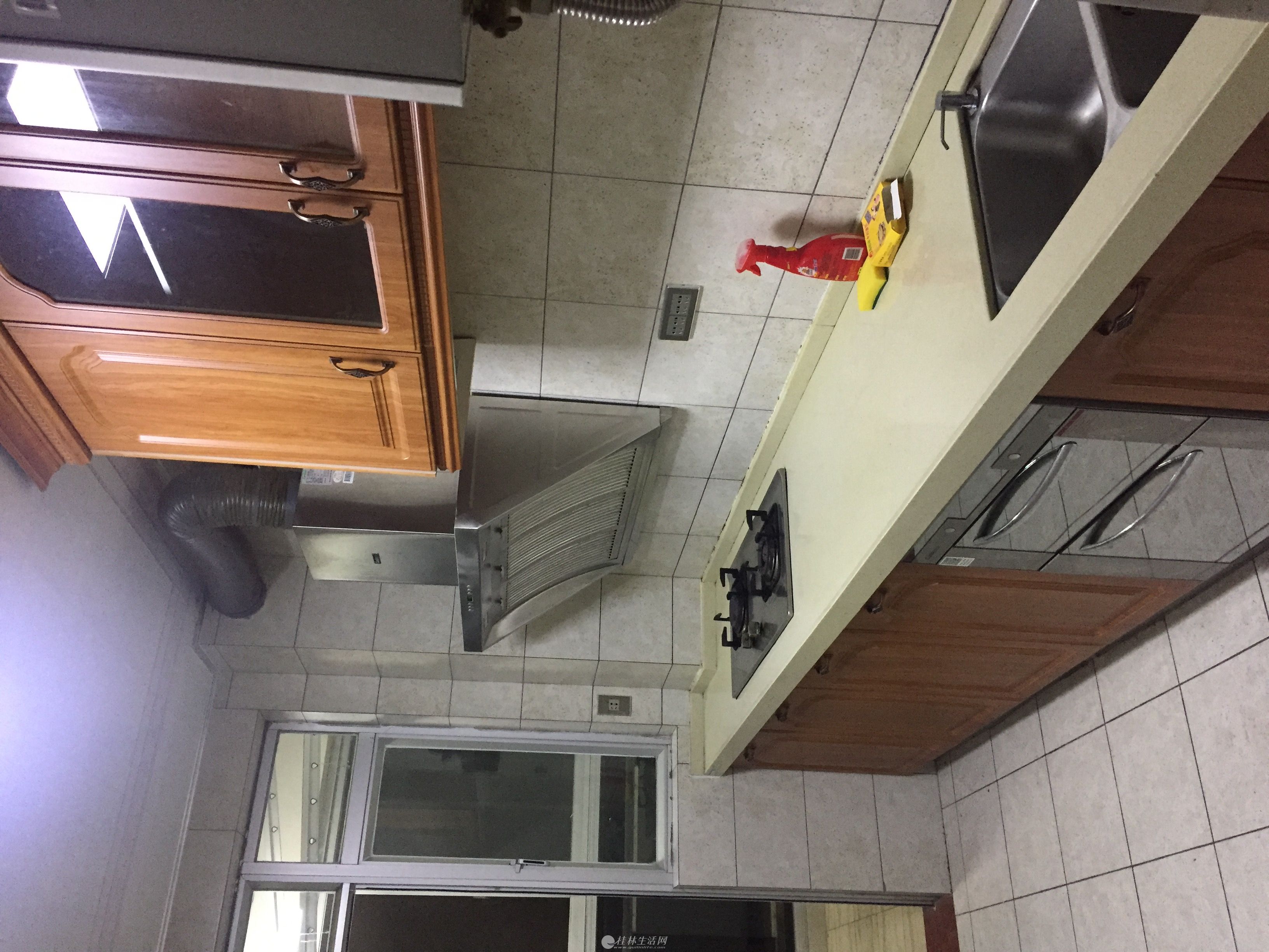 ��ס�ڼ���һ����ȫ���ģ�����������ѧ����У������2��2����װ����