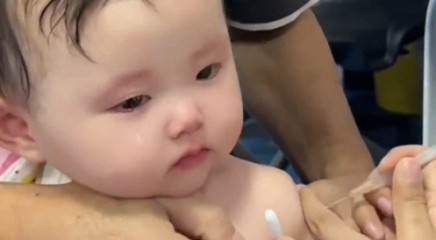 长得漂亮，哭起来也漂亮！小萌宝打疫苗哭得梨花带雨，让人心疼！网友：眼泪像大颗大颗的珍珠，晶莹剔透