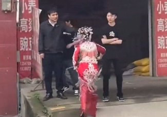 川渝甜妹真的可愛又護短！結婚時老公被朋友整蠱，新娘掄著小木棍就上去了！新郎：就是他，還有他，他他他