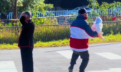 太极第一式&ldquo;老翁亮孙&rdquo;，大爷沉浸式端着孙子练太极，其他大爷：你就显摆吧&hellip;