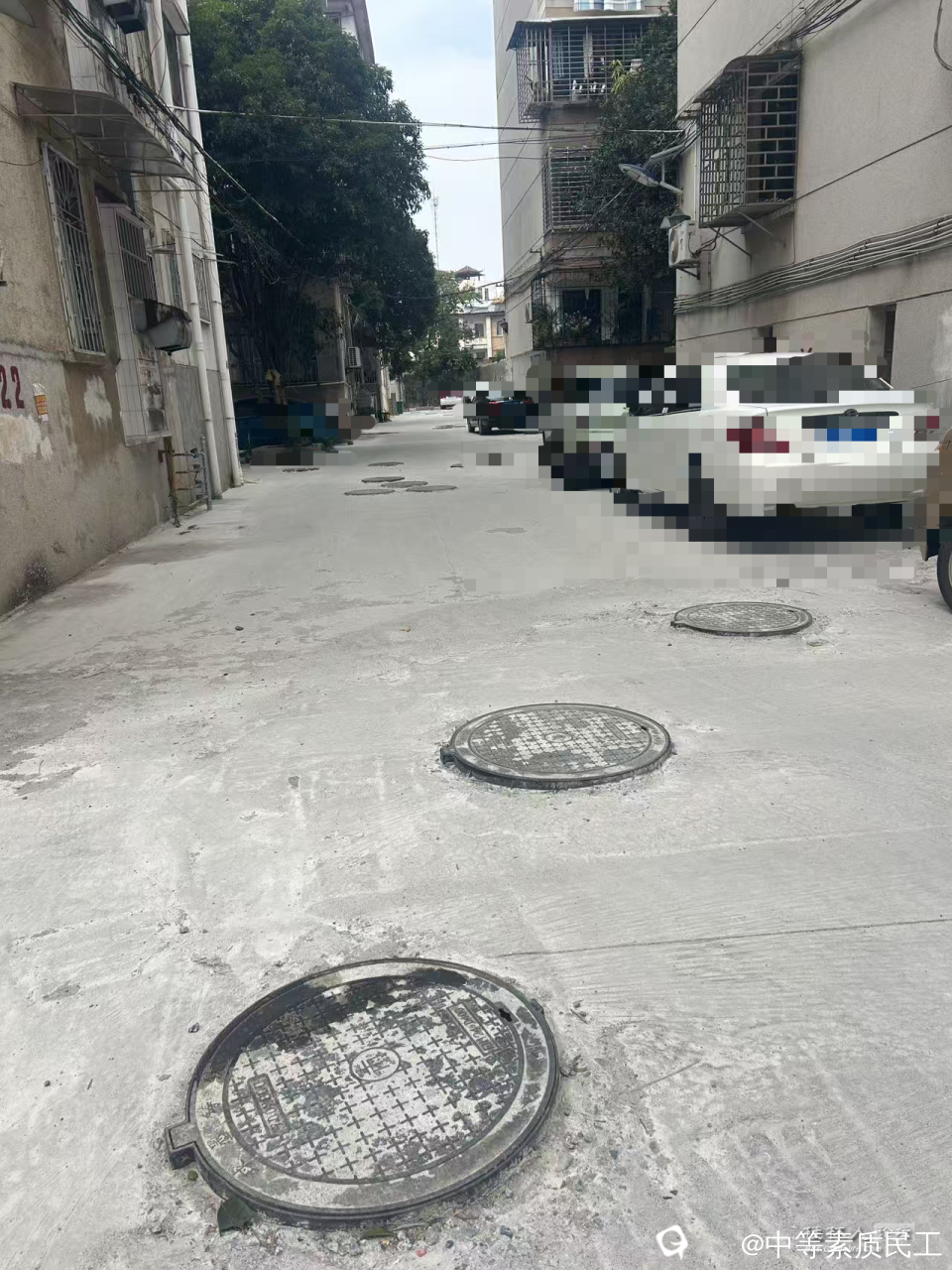 大量凸起的井盖