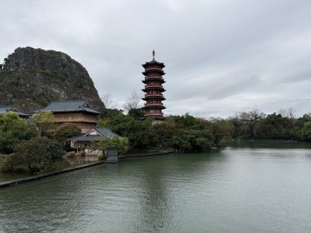 觀木龍湖美景，在疊彩山上俯瞰最佳