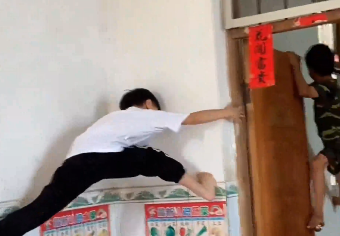 个个都是武林高手，广西娃暑假在家上演武侠片，80后90后:以前我们也这样玩