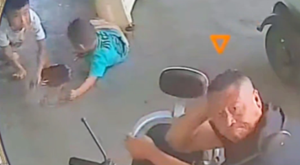 爷爷练过&ldquo;眼不见心不烦&rdquo;功吗？小孩哥骑车摔懵，爷爷赶紧扭头装没看见，网友：绝对不能看见，一看见都得哭