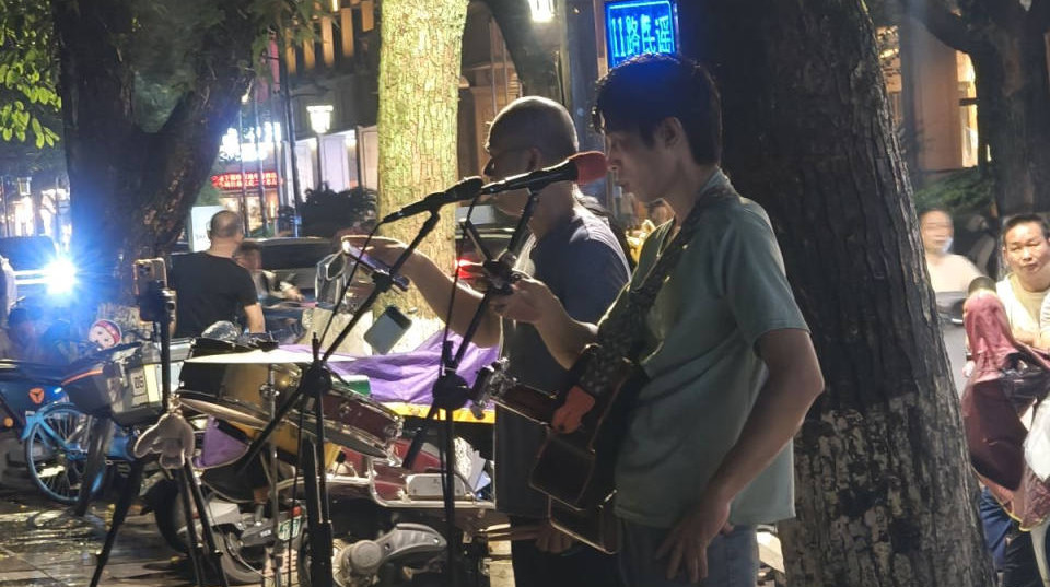 藏在滨江路江边的歌声，是属于桂林人的浪漫
