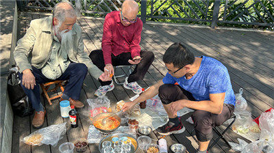 桃花江野炊：初冬江野筵，围火煮新鲜