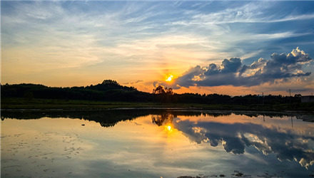 晚霞將夕陽掩藏 時間流逝在云層