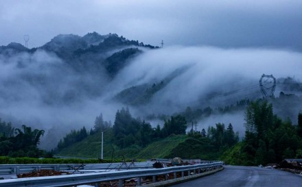 桂三高速在建時(shí)拍的瀑布云海