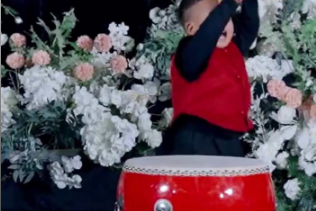 上一秒：這鼓誰愿打誰打，下一秒：是好日子我必須打。網友：情緒都控制不住的年紀 控住了節(jié)拍