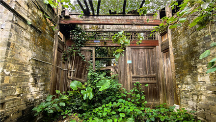 荒村风自语，流水桥过蹊