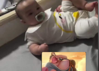 雙胞胎寶寶兩個(gè)人兩個(gè)坐姿，網(wǎng)友：怎么一個(gè)正襟危坐一個(gè)放蕩不羈