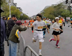 桂林90歲老奶奶為選手加油