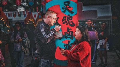 桂林米粉節上，快樂的嗦米粉咯