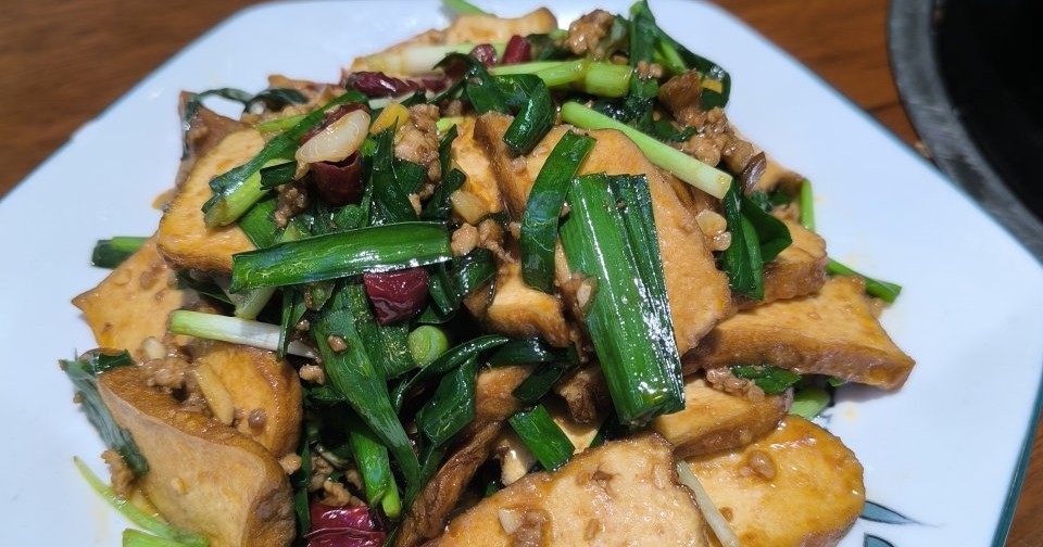 桂林阔子冿津乐道的一盘好菜一一卵泡皮炒韭菜