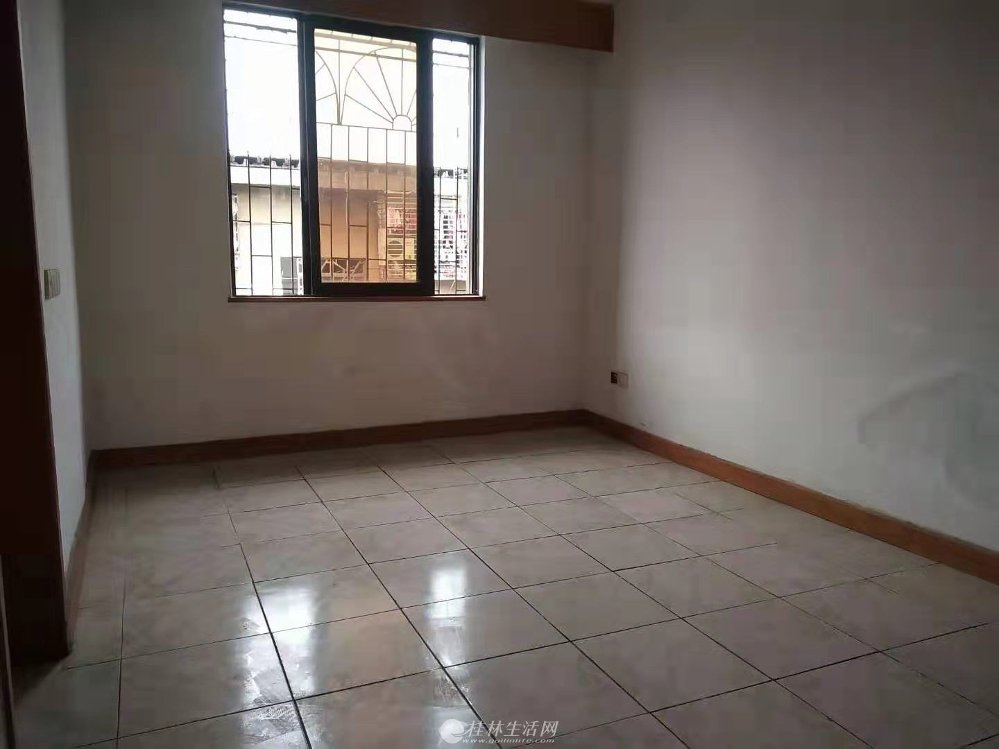 ����������Ժ�ʺϰ칫����ס��ͨ����,�칫��ס���Ƚϰ���,������Э��