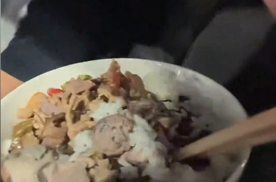 女生下雨天加班，老公帶著一大碗飯來接她。網(wǎng)友：原來幸福是如此的簡(jiǎn)單又美好