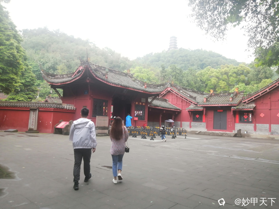 进都江堰景区前先参观附近的文庙。都江堰（原灌县）文庙，又称孔庙，位于四川省都江堰市灌口镇文庙街52号， ...