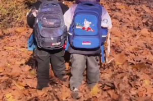 当童年遇上落叶路，原来这就是“少年游”的具象化