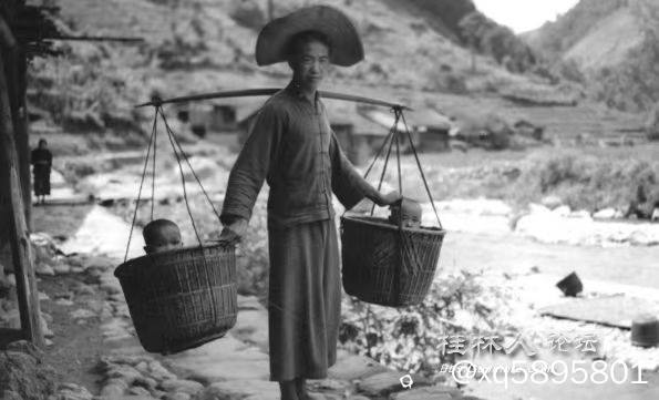 20年代桂林挑担人
