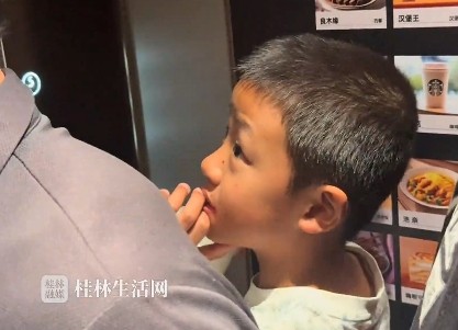电梯中有善口技者！小孩哥学电梯播报不仅卡点准，连BGM都完美复刻！