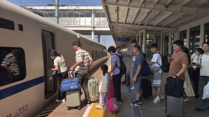 旅客在贵港站有序乘车。曾莉 摄.jpg