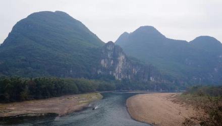 登高遠(yuǎn)眺漓江：峭峰浮翠浪，碧水繞炊煙