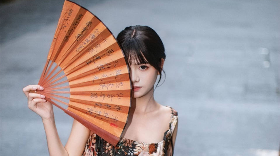 以扇抒意，以伞为途