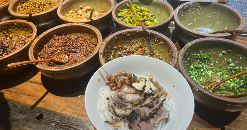 排队半小时，终于吃到了3块钱的米粉