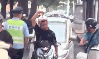 男子頭戴燒水壺造型頭盔遇到交警，小哥：俺娘說(shuō)了，出門(mén)要多喝水！