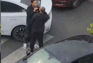 两位大哥车子追尾，争执中用&ldquo;魔法打败魔法&rdquo; ，网友：这是真正的口水仗啊