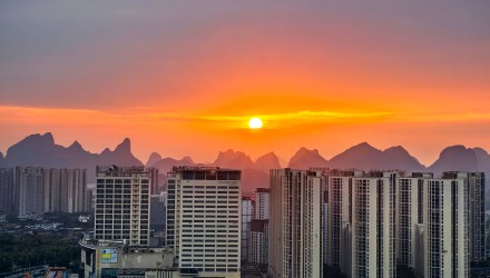 远山朝霞流 射光照层楼