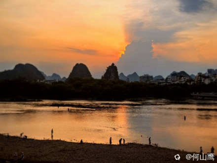 霞染江水