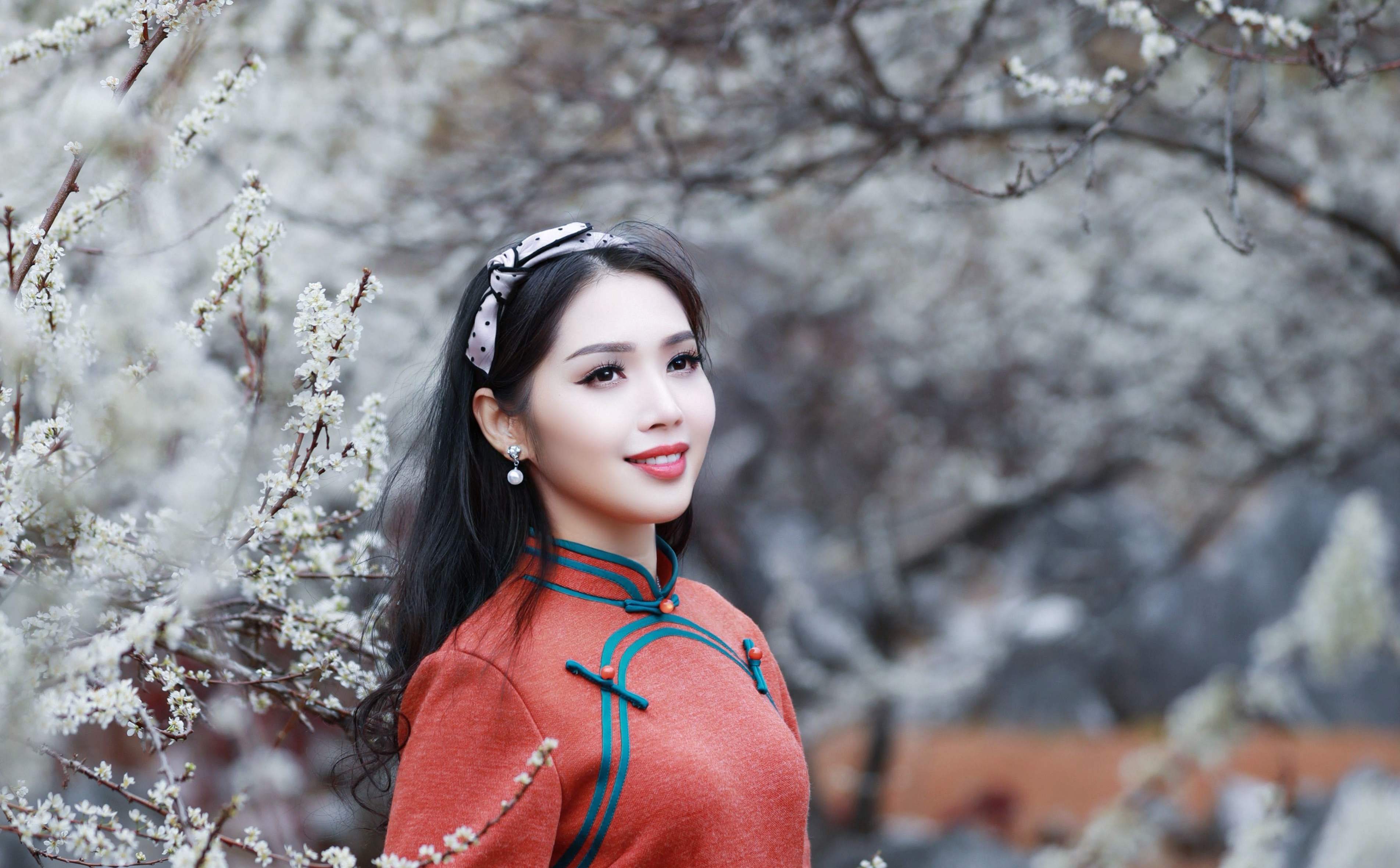 平乐水山村的李花盛情绽放中！