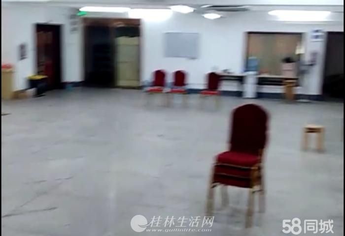 ����������·�칫¥����5¥��ʮ�ֽ�΢Ц���Աߡ�