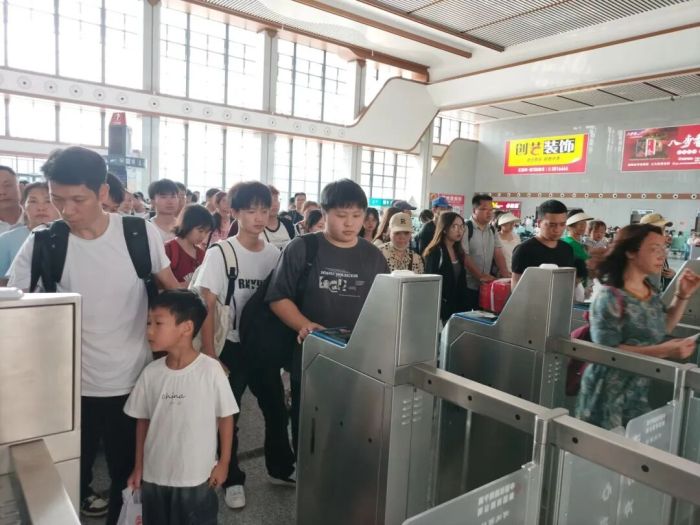 河池西站旅客检票乘车。覃晓平 摄.jpg