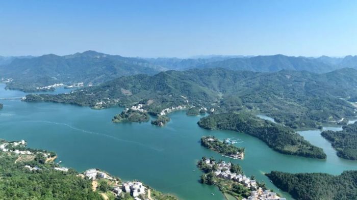 巴马赐福湖。梁绍恩 摄.jpg