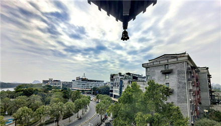 再登逍遙樓，醉客爭(zhēng)留影