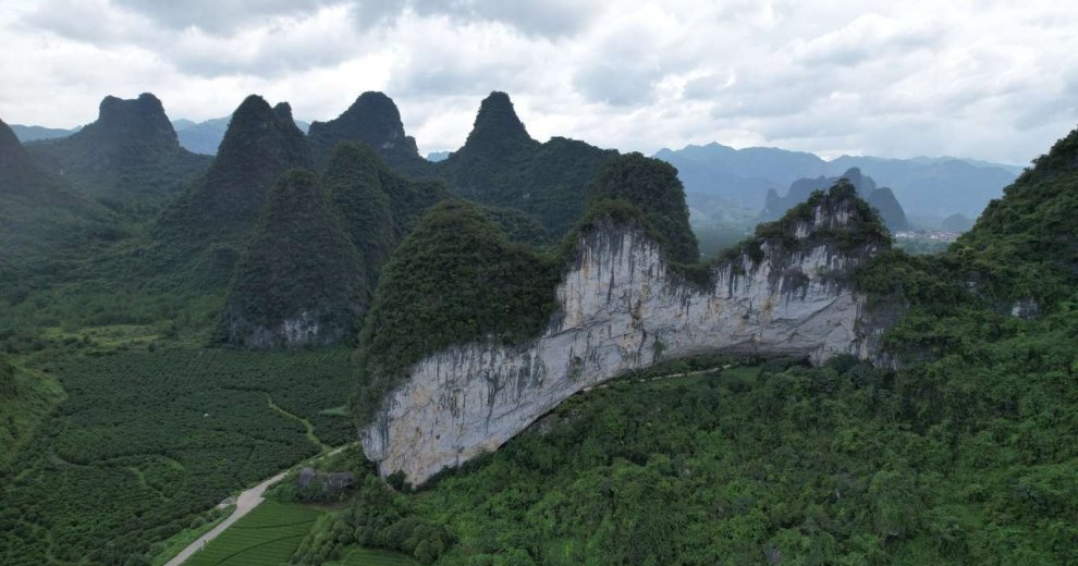 平樂青龍月亮山，奇峰如月，田園如畫