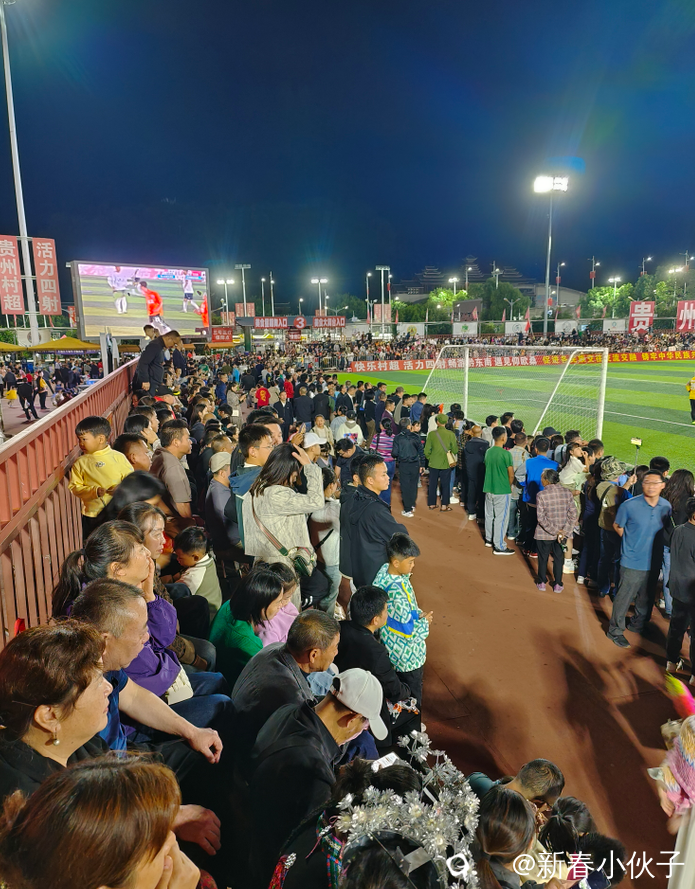 我相信大部分观众看不懂足球，就是图个热闹和享受这个气氛。