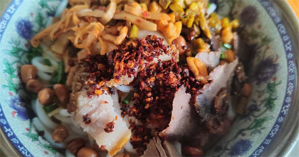 在桂林五块钱买一大篮新鲜多汁的水果